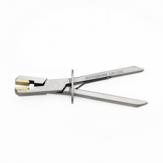 Round bout pliers in polished melted steel, inter -shed joints, brass brass jaws, length 130 mm
